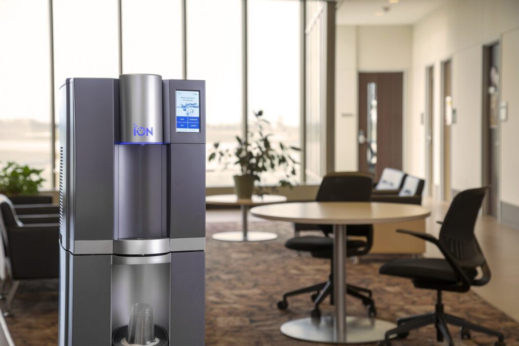 Distributeur d’eau pétillante ION installé dans un environnement de bureau moderne.